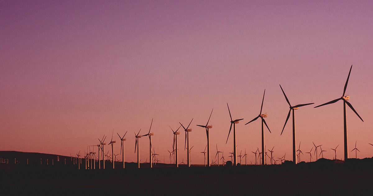 Éoliennes au coucher de soleil